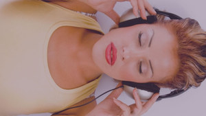 11. “Libérez Votre Corps : Hypnose Érotique pour Surmonter les Blocages Sexuels” • Angle : Utiliser l’hypnose pour surmonter des blocages physiques et mentaux liés à la sexualité, comme le vaginisme, la difficulté à atteindre l’orgasme, ou la baisse de libido. • Mots-clés SEO : hypnose érotique, blocages sexuels, méditation érotique, vaginisme, orgasme.